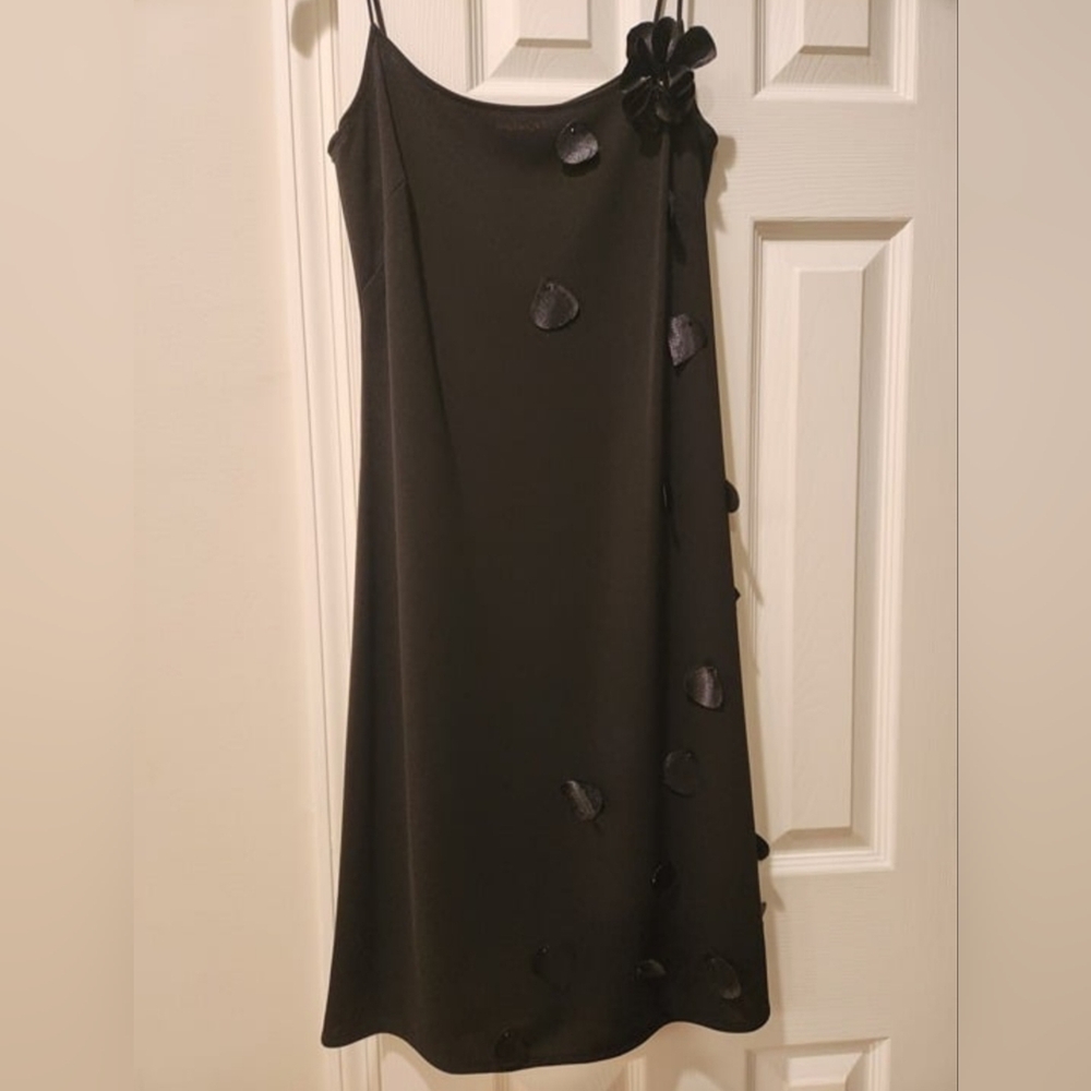 Elegant Black Sleeveless Dress With Flower And Petal Trim